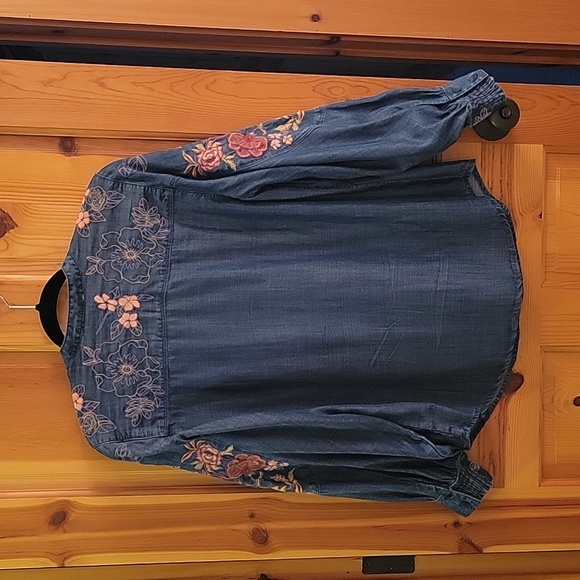 Soft, flowy floral print blouse - Picture 2 of 4